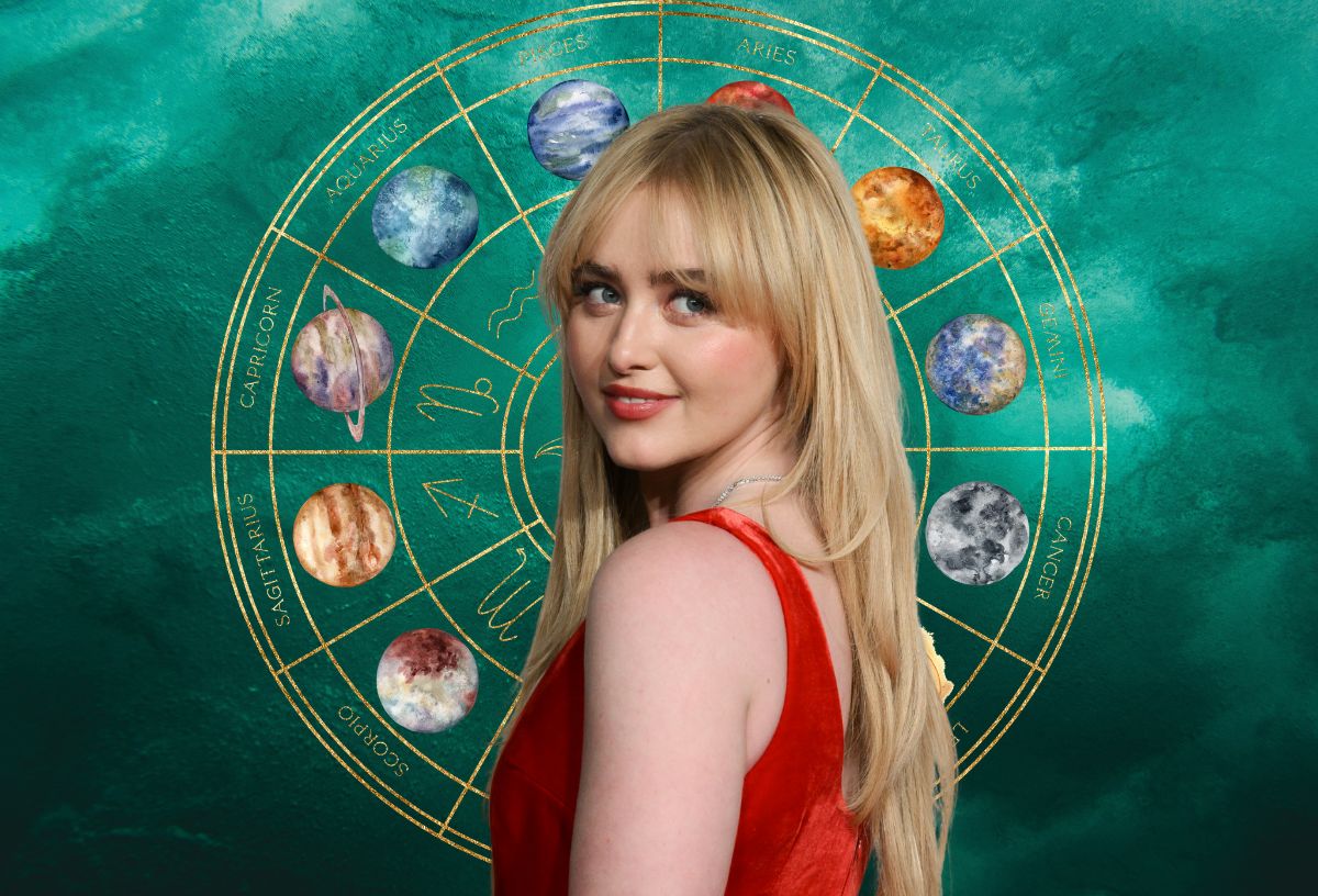 Szőke hajú színésznő piros ruhában a válla felett néz vissza, mögötte bolygók és asztrológiai jelek körben, zöld égbolt