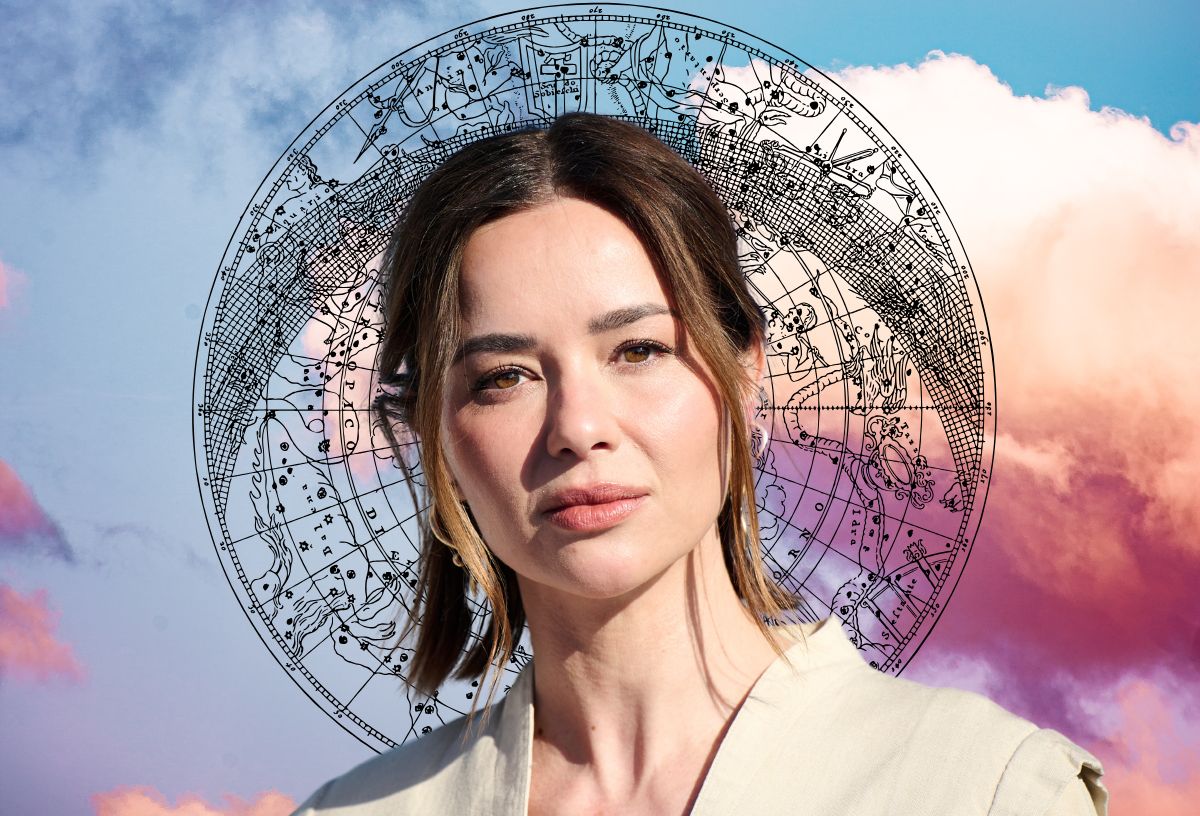 Spanyol színésznő felhős égbolttal és vékony vonalakkal rajzolt fekete asztrológiai jegyek térképe előtt