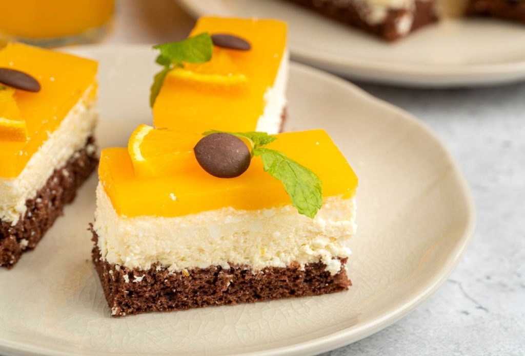 husveti-retro-menu-fanta-szelet | Marie Claire Fanta-szelet fehér tányéron