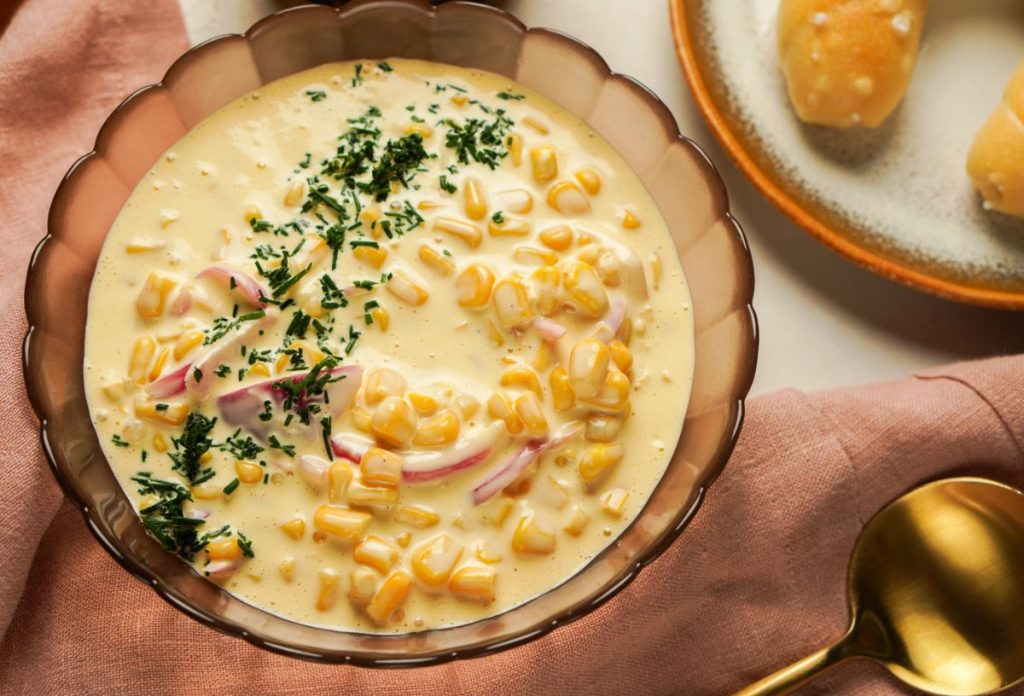 husveti-retro-menu-majonezes-kukoricasalata | Marie Claire Majonézes kukoricasaláta retró barna üvegtálban