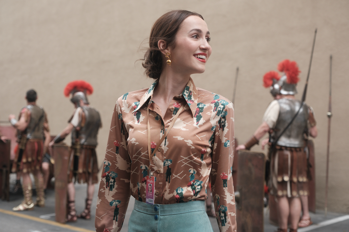 Maude Apatow színes blúzban az Eufória 3. évadában