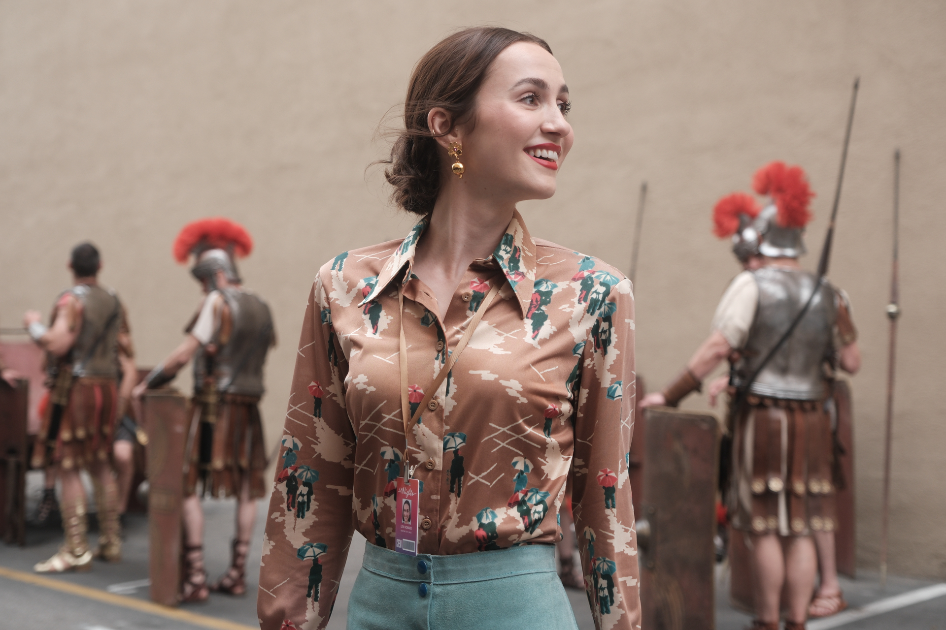 euforia-3-evad-kinzo-kerdesek | Marie Claire Maude Apatow barna alapon színes blúzban