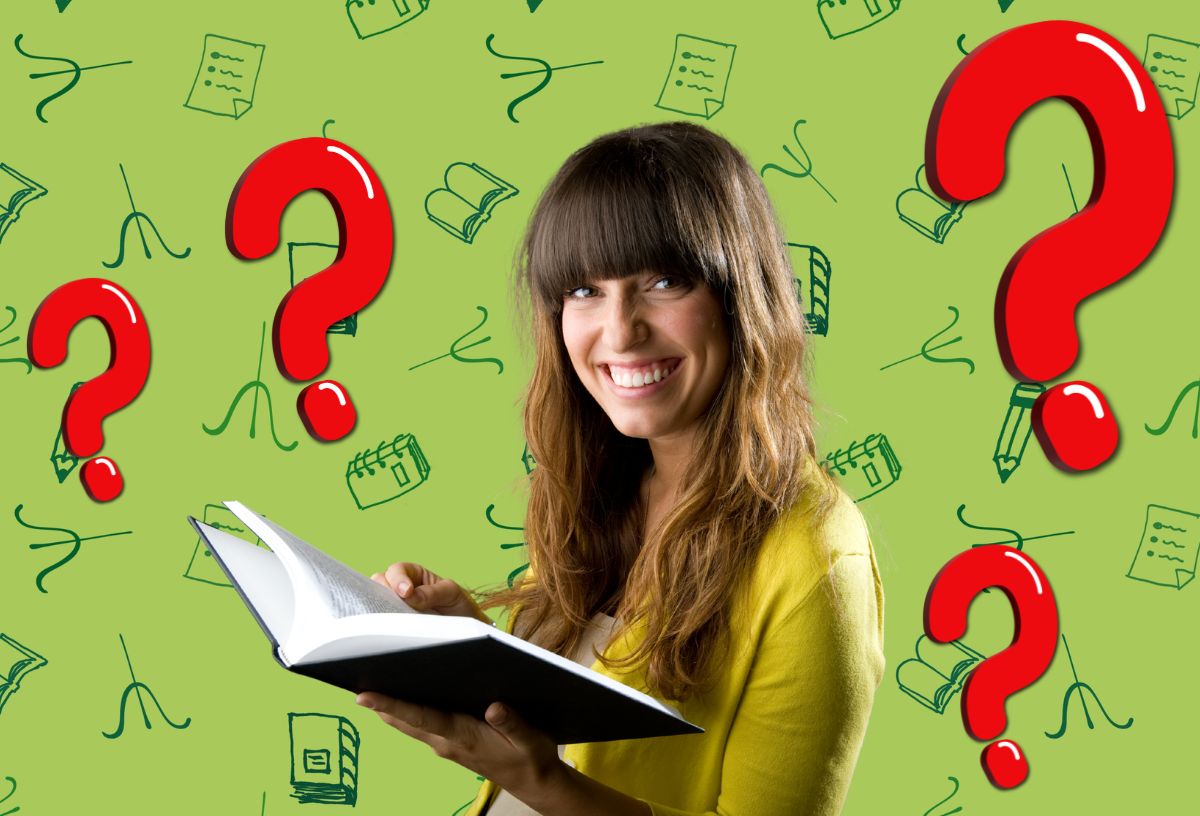 Barna hajú nő mosolyogva könyvet tart a kezében, zöld könyves háttér, piros kérdőjelek