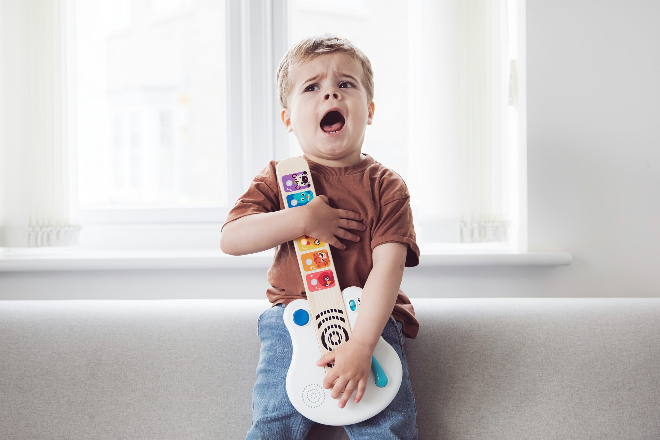 diszlexia-elso-tunetei-olvasas | Marie Claire Kisfiú játékgitárral