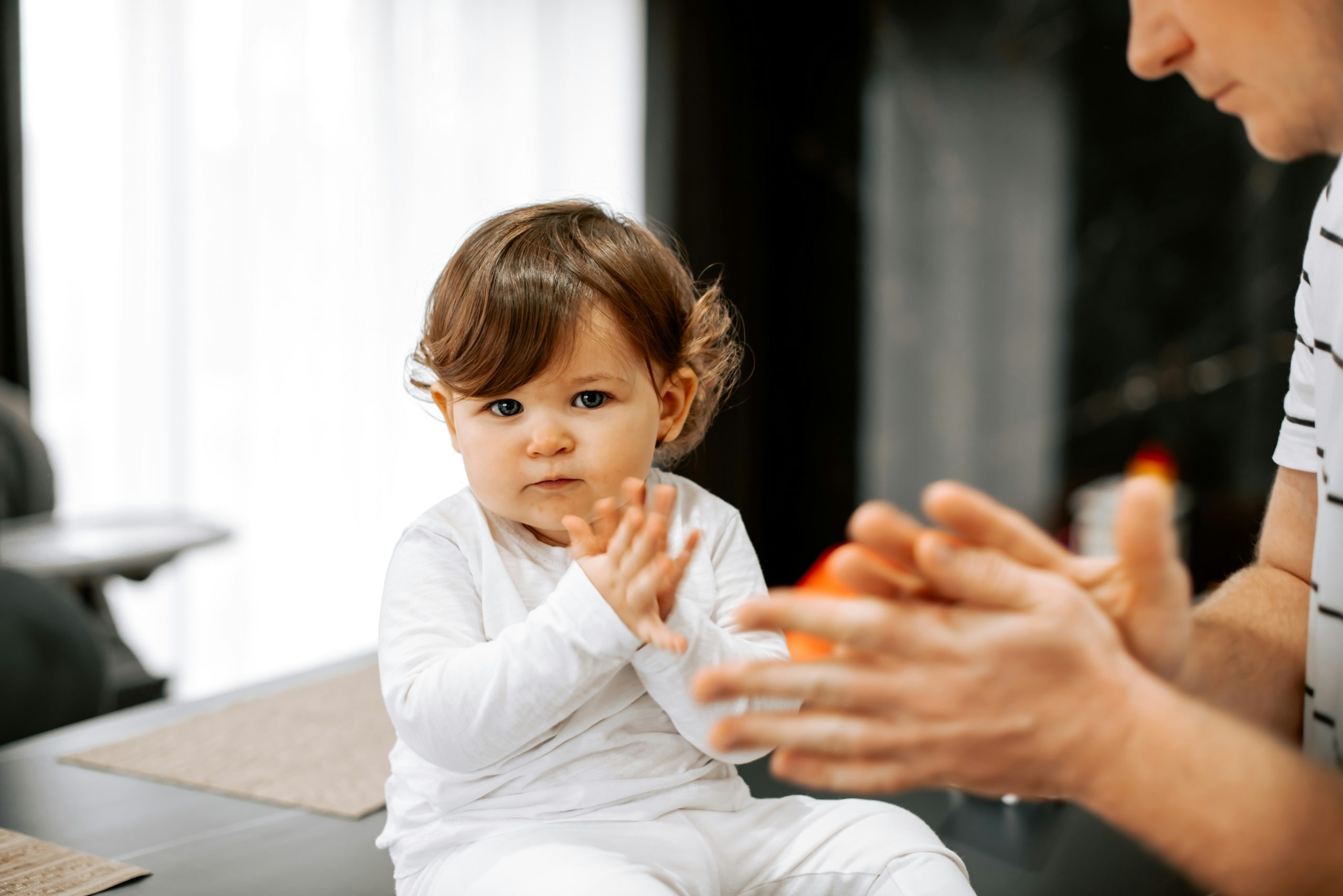 Aranyos kisgyerek tapsol