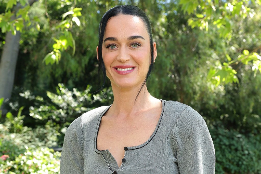 Katy Perry mosolyogva részt vesz a 98. Oscar-gála ebédjén a női jelölteknek, melyet Diane von Furstenberg rendezett 2026. március 11-én Beverly Hillsben, Kaliforniában