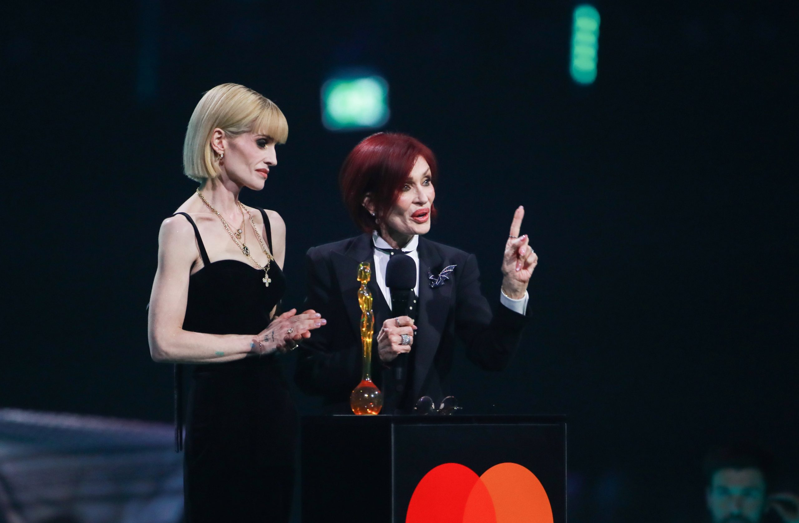 Kelly és Sharon Osbourne a BRIT Awardson