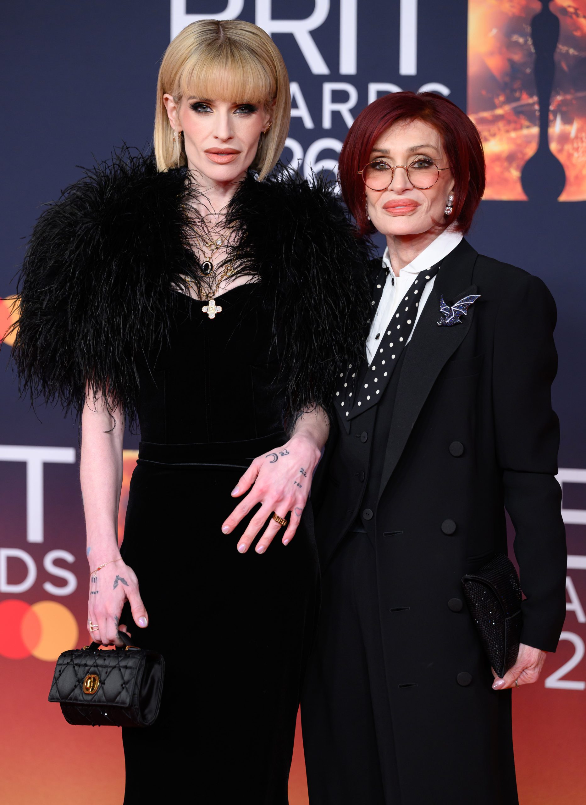 Kelly és Sharon Osbourne a BRIT Awardson