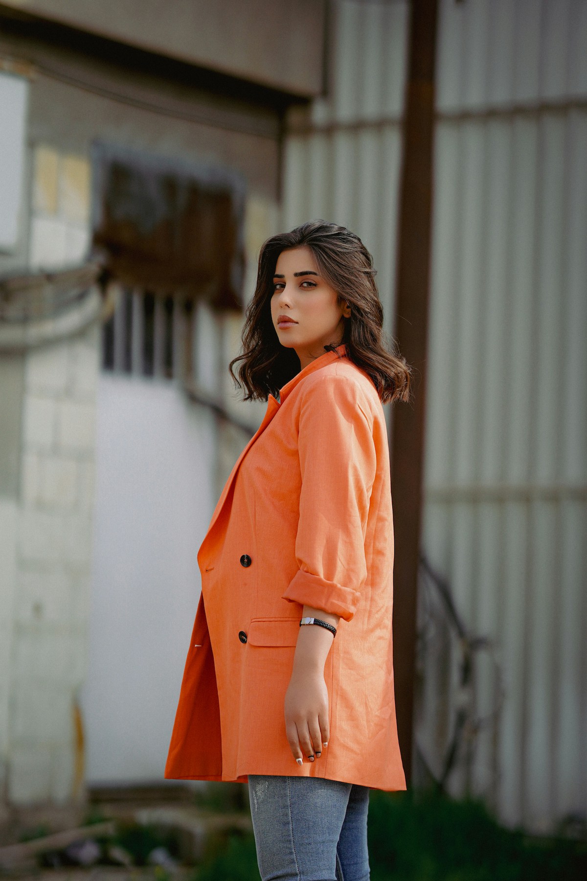 barna hajú nő narancs oversize blézerben