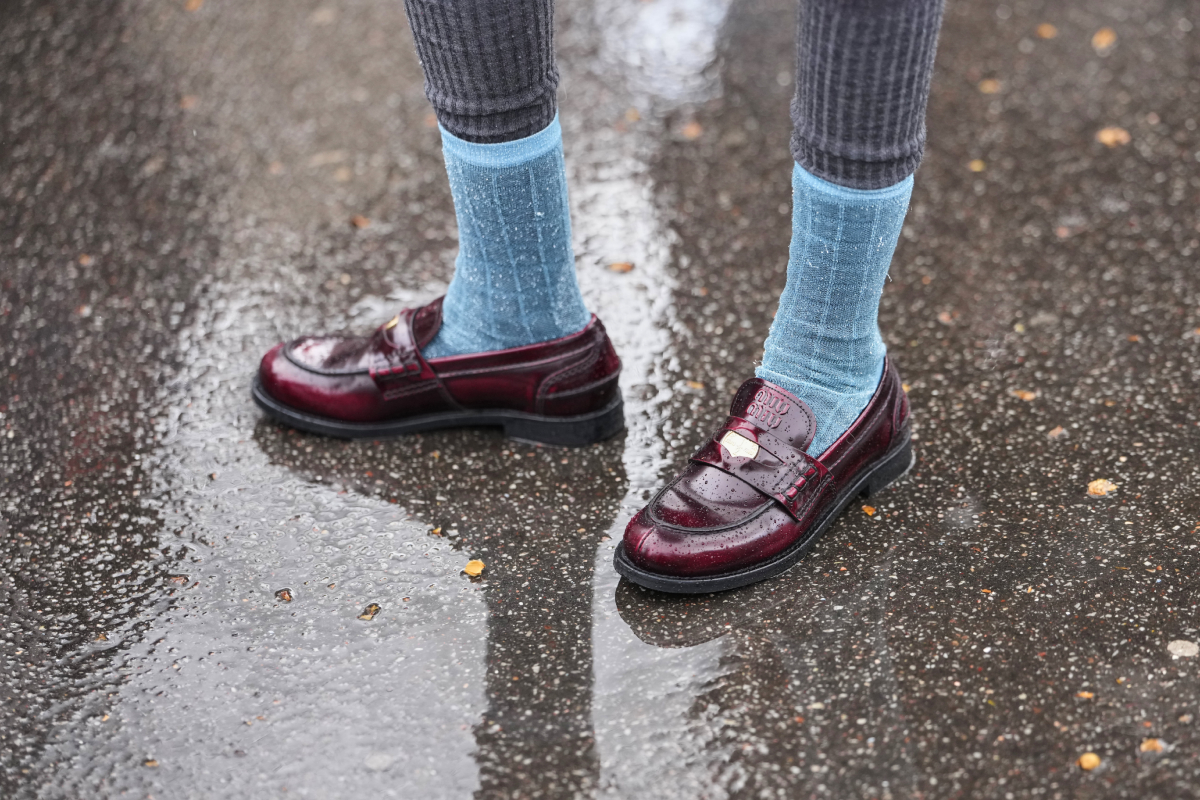 női lábon bordó loafer kék zoknival