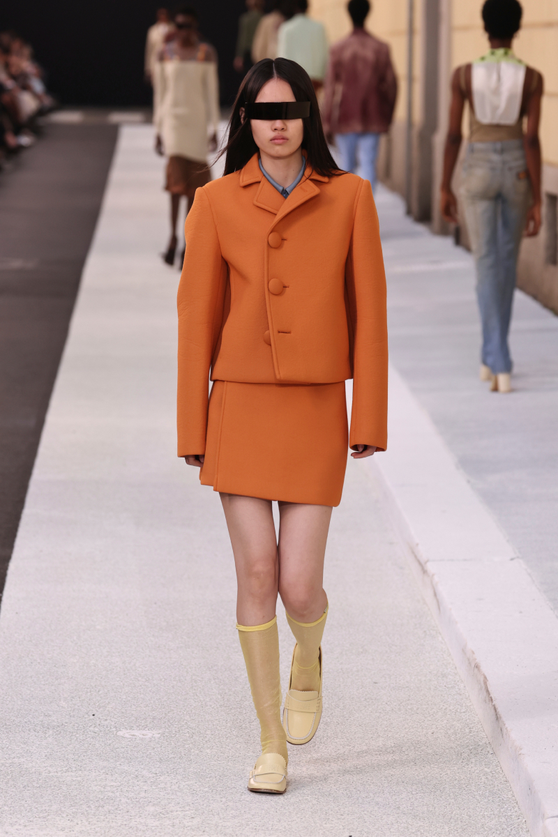 MM6 Maison Margiela 2026. tavasz–nyár modellje vékony zokniban és loaferben