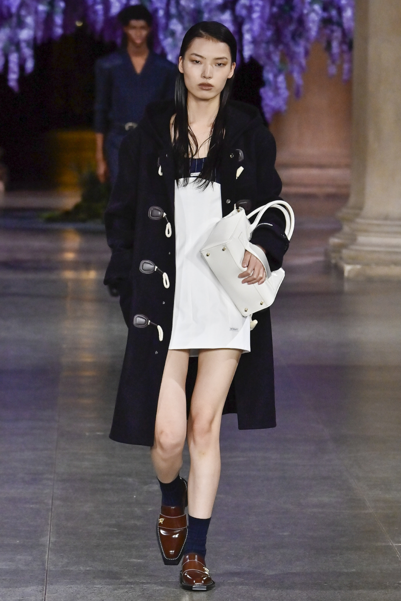 MITHRIDATE 2026. ősz–tél bemutató modellje zokniban és loaferben