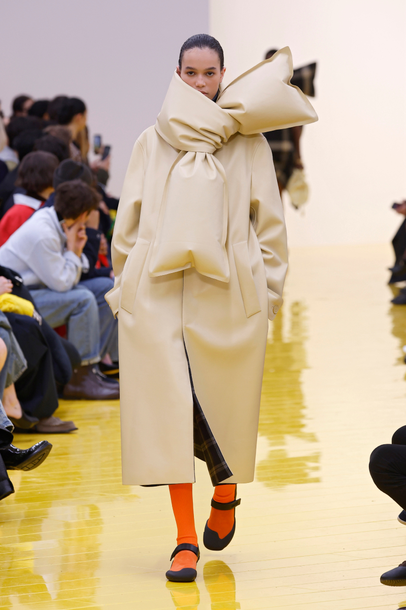 Loewe 2026. ősz–tél bemutatóján vonuló modell bézs nagykabátban