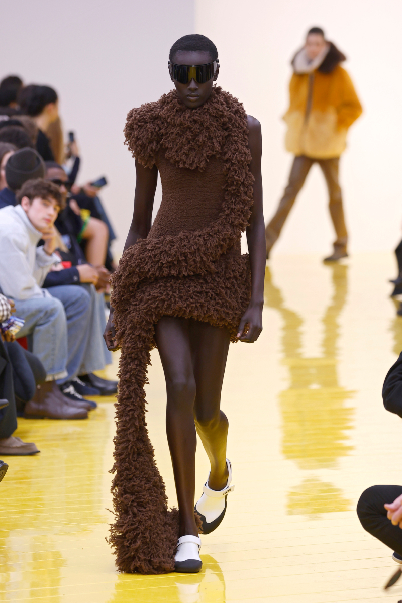 Loewe 2026. ősz–tél bemutatóján vonuló modell barna irharuhában