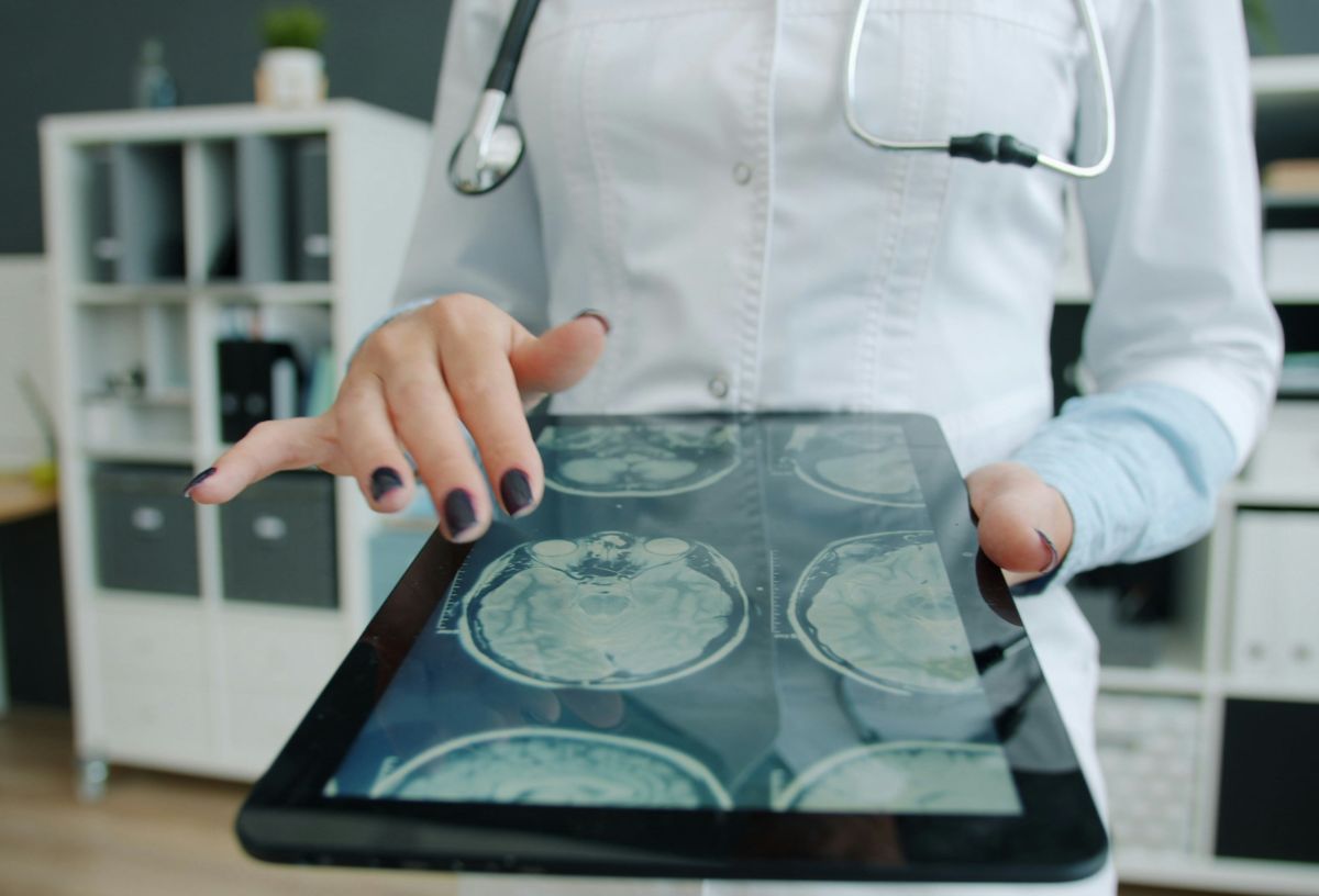 Onkológus orvos MRI-leletet néz képernyő kijelzőjén