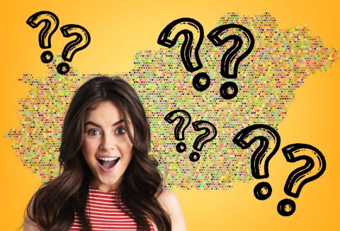 Barna hajú fiatal nő csodálkozva néz, háttérben Magyarország pontokból kirajzolódik, sárga alapszín, fekete írott kérdőjelek