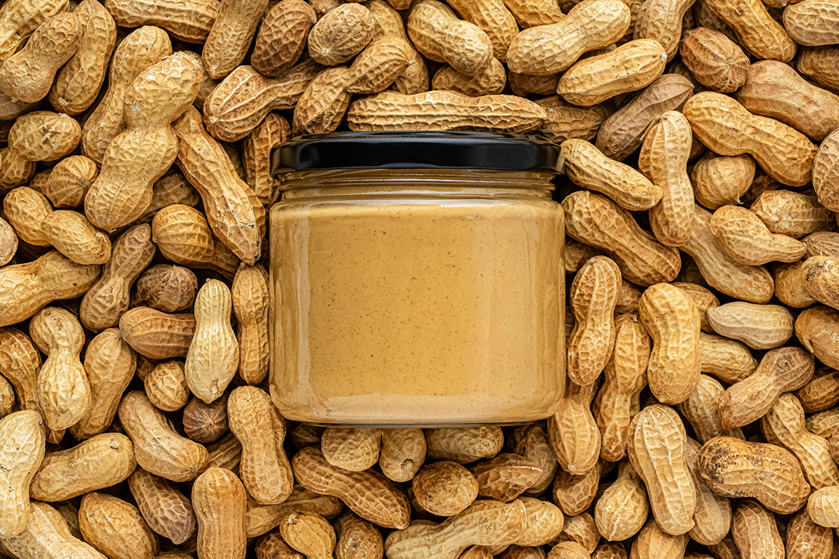 Egy üveg mogyoróvaj földimogyoró ágyon