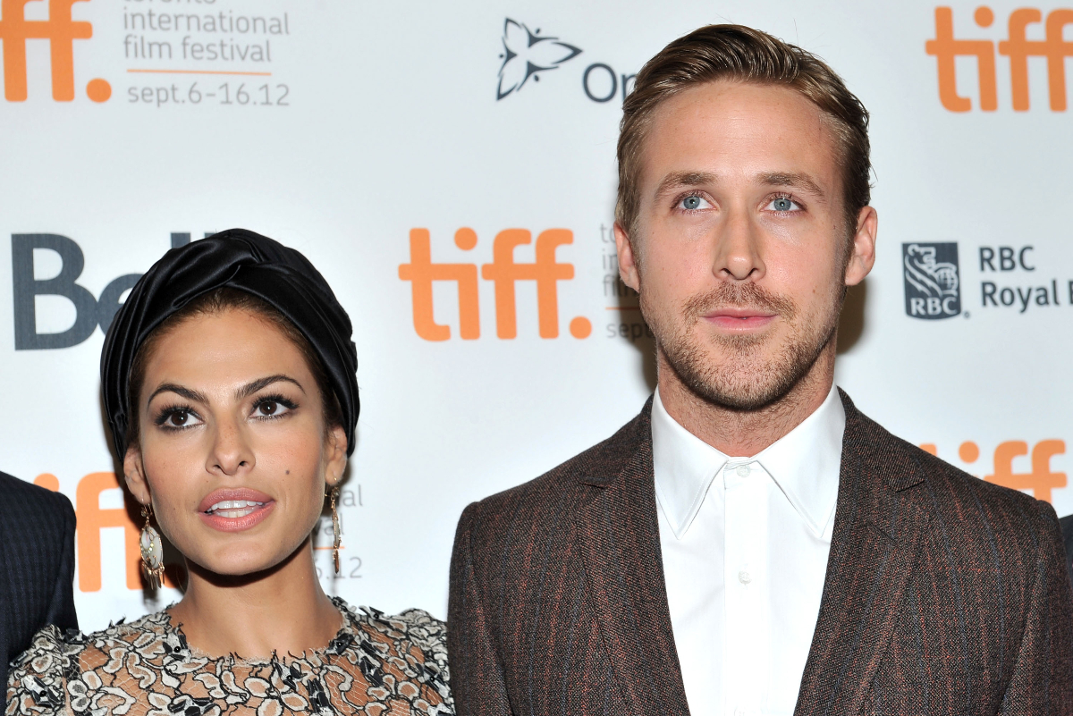 Eva Mendes fejkendőben, mellette Ryan Gosling barna zakóban