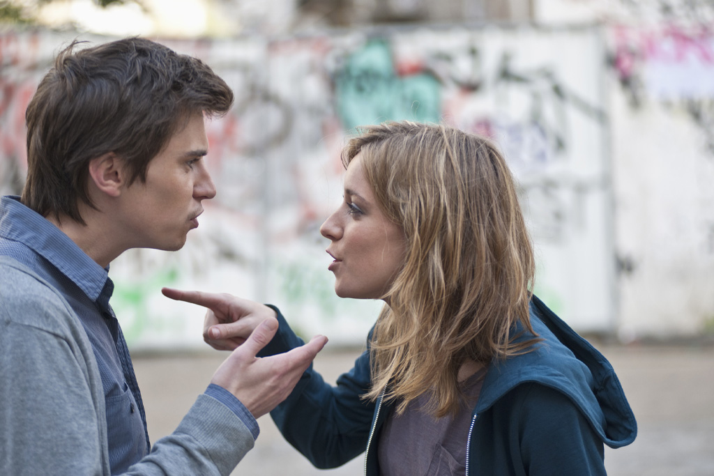 Fiatal pár vitatkozik az utcán