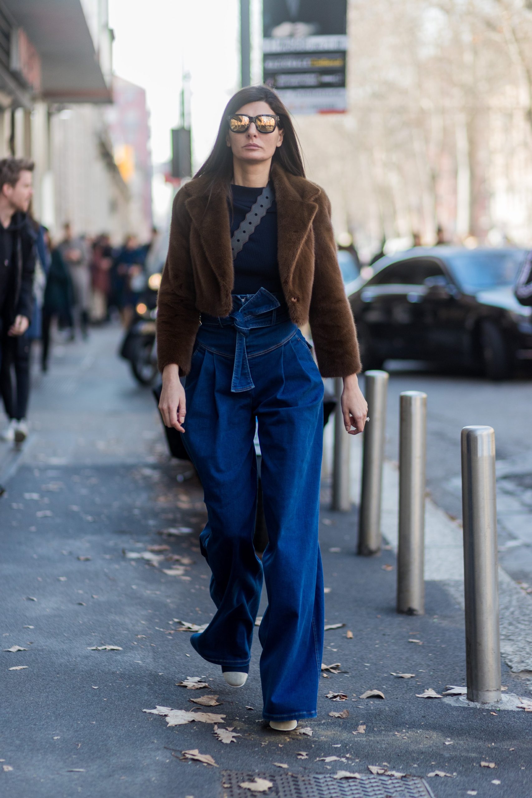 Fiatal nő paperbag nadrágban pózol