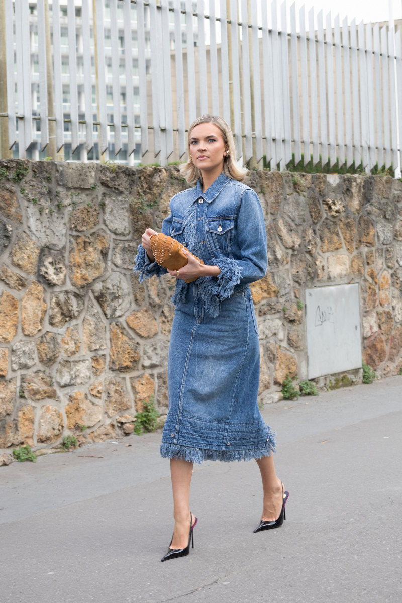 Emilia Silberg tetőtől talpig farmerben: a Rabanne 2026-os őszi-téli bemutatójára egy egymáshoz passzoló denim dzsekit és szoknyát választott.