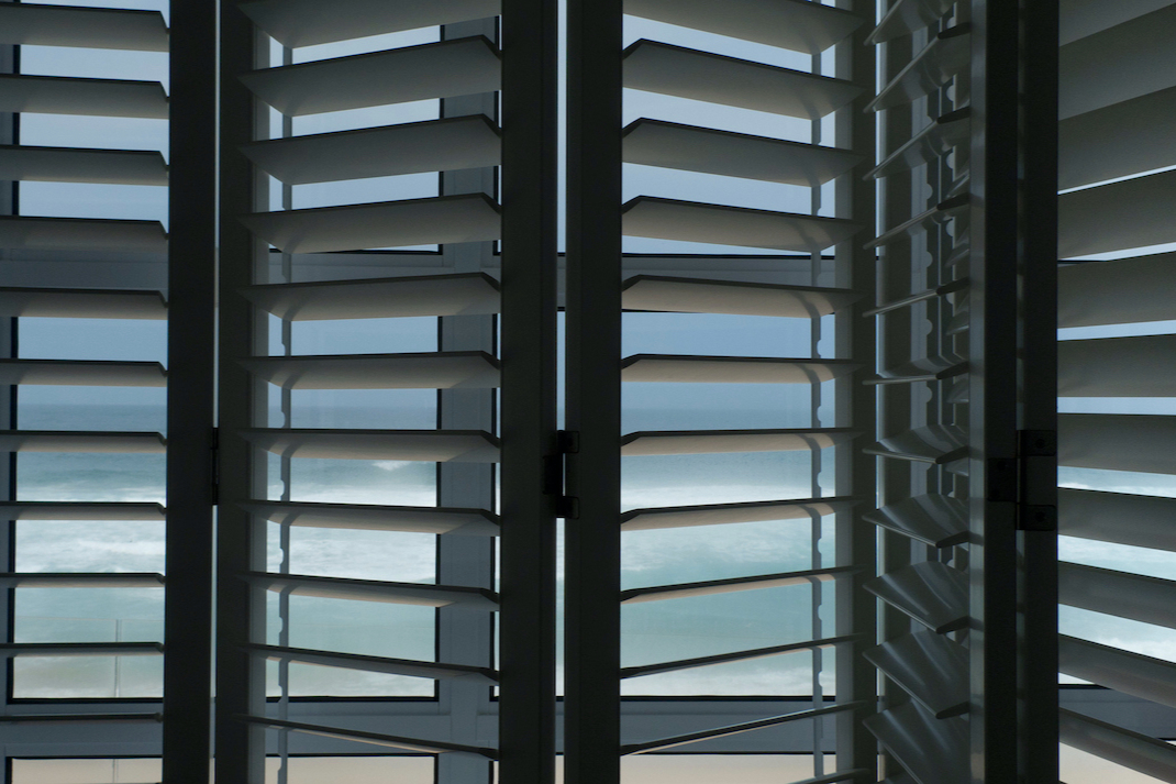 Redőny, a háttérben tengerpart