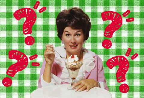 Zöld kockás retró asztalterítő, nyolcvanas évekbeli nő gesztenyepürét eszik kehelyből, piros kérdőjelek