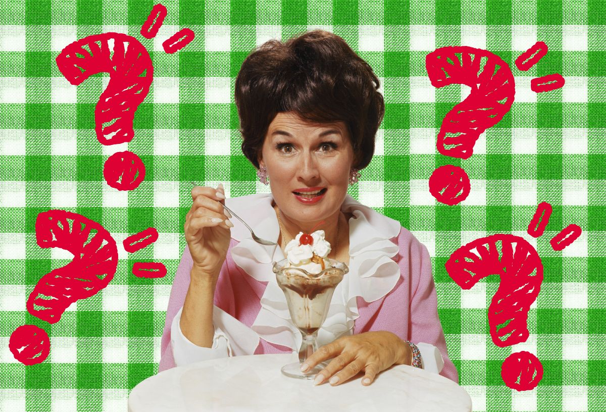 Zöld kockás retró asztalterítő, nyolcvanas évekbeli nő gesztenyepürét eszik kehelyből, piros kérdőjelek