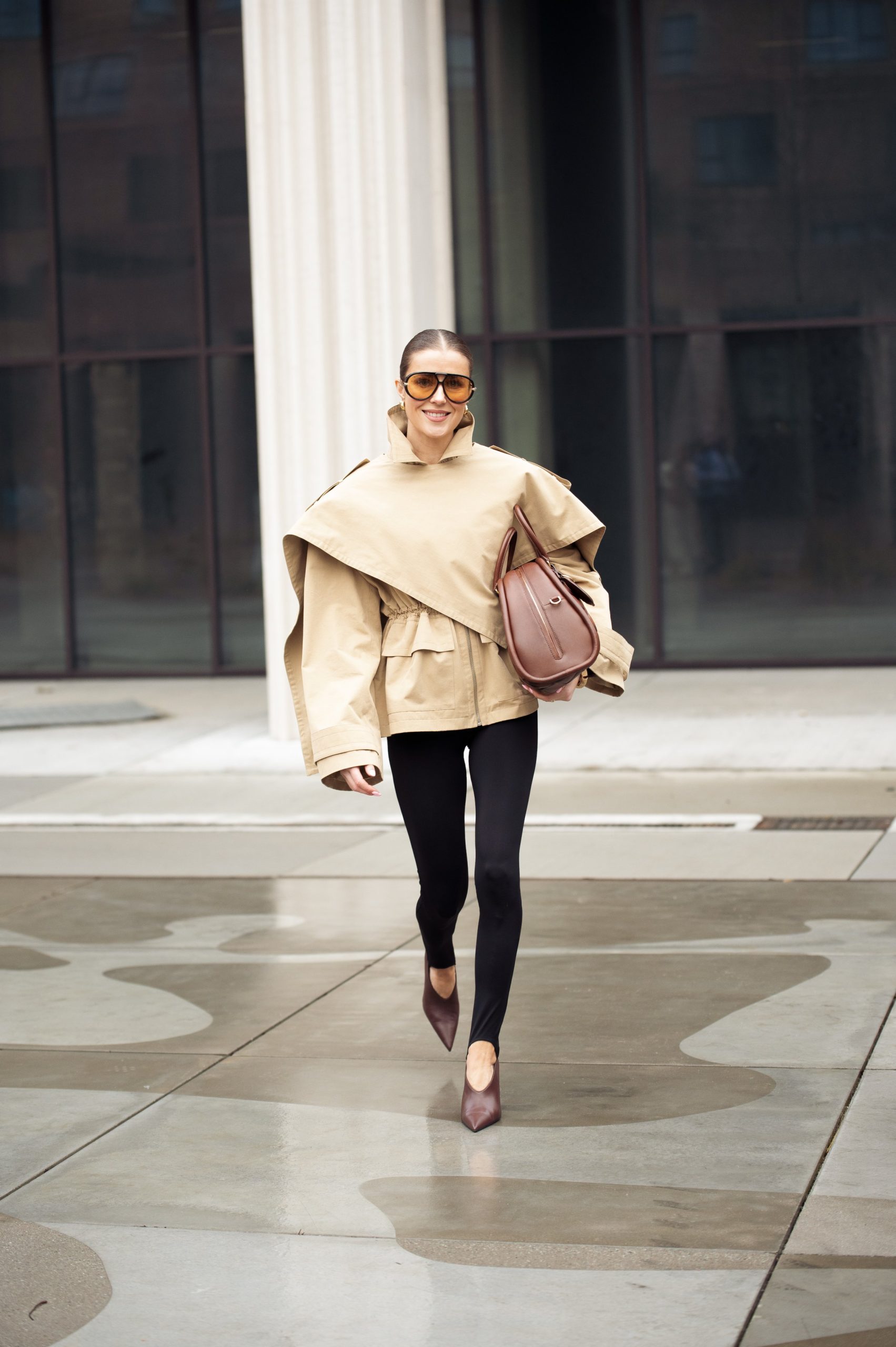 Modell rövid ballonkabátban vonul