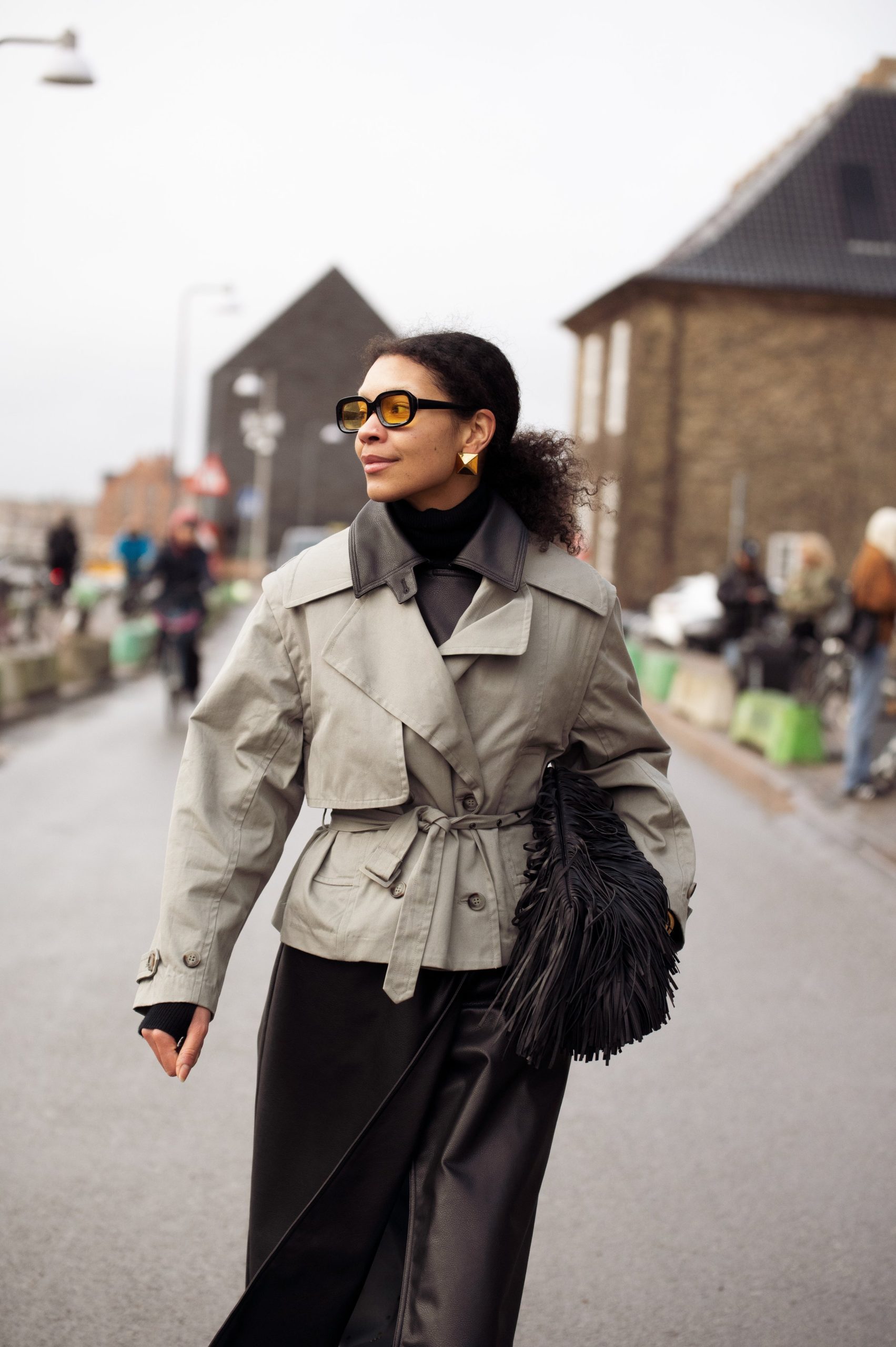 Modell rövid ballonkabátban vonul