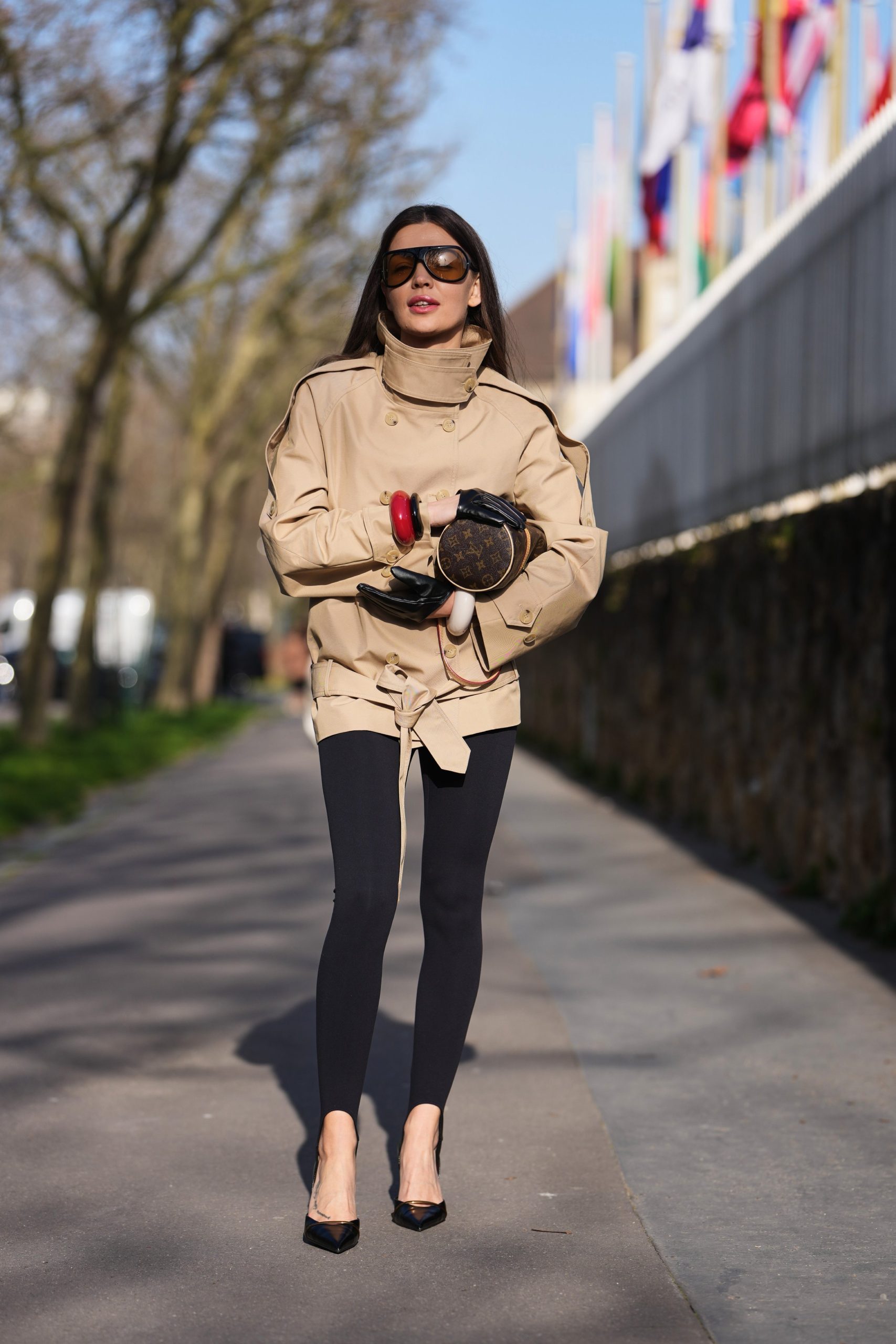 Modell rövid ballonkabátban vonul