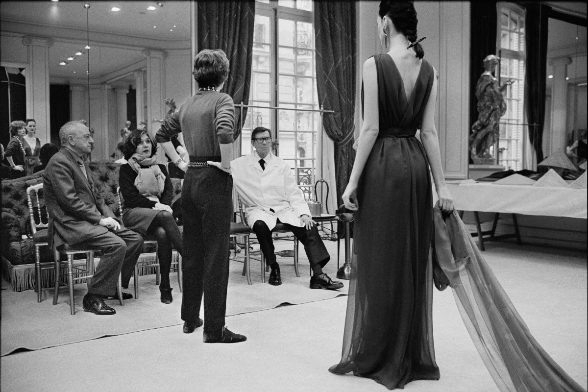 Yves Saint Laurent a párizsi műhelyében társával, Pierre Bergé-vel, 1998.