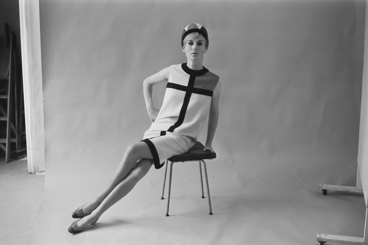 Egy modell, aki Yves Saint Laurent Mondrian-kollekciójának egyik nappali ruháját viseli, 1965.