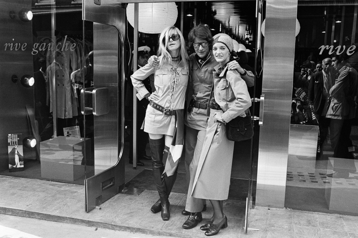 Yves Saint Laurent az első londoni Rive Gauche üzlete előtt a butik megnyitójának napján múzsáival, Louise de La Falaise-zel (jobbra) és Betty Catroux-val (balra), 1969.