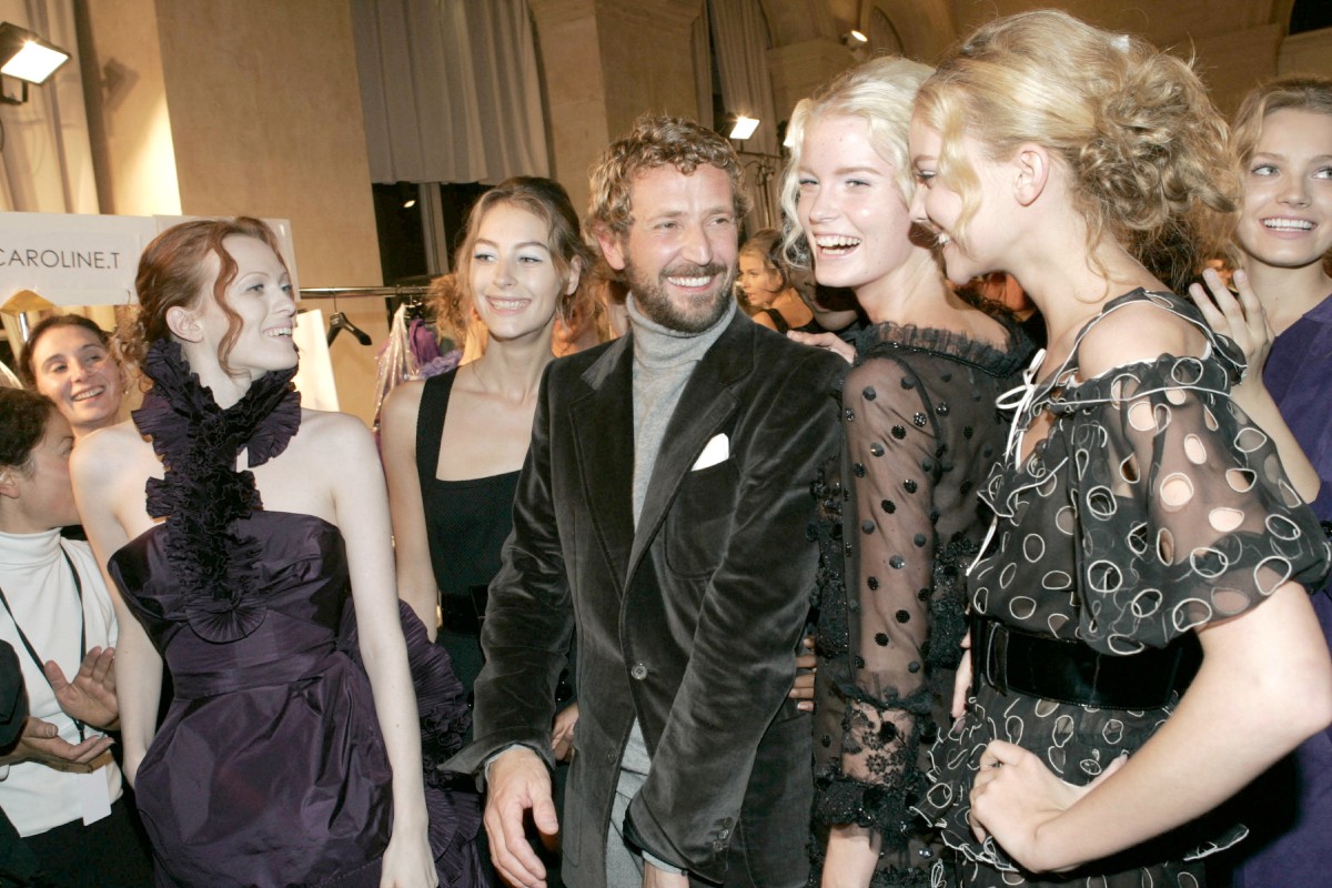 Stefano Pilati az Yves Saint Laurent 2005-ös tavaszi–nyári kollekciójának bemutatójának backstage-ében