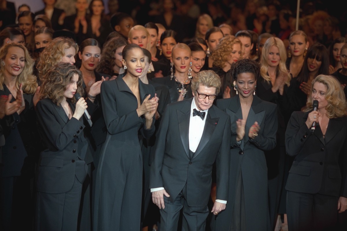 Yves Saint Laurent Laetitia Castával, Catherine Deneuve-vel és modelljeivel, akik híres „le smoking” viseletét hordják, 2001.