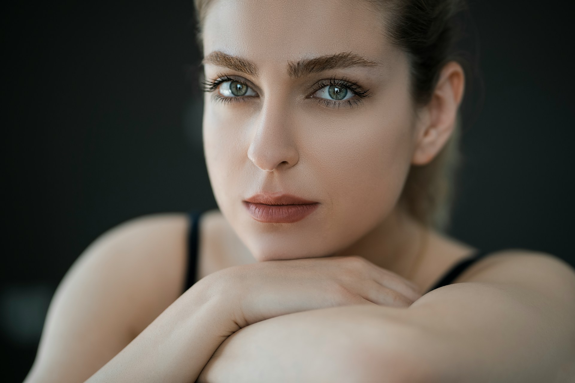 fiatal nő portréja