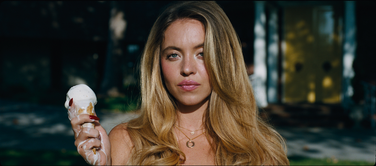 Sydney Sweeney fagyival a kezében az Eufória 3. évadában