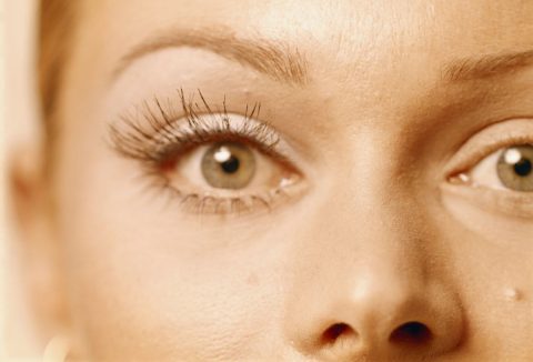 Nő arcának részlete közeli képen, a szem és az orr látszik