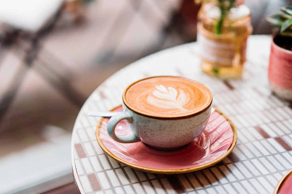 Egy kávéscsésze az asztalon