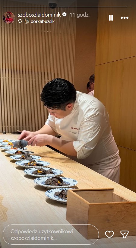 A séf elkészíti a fogásokat a The Araki étteremben