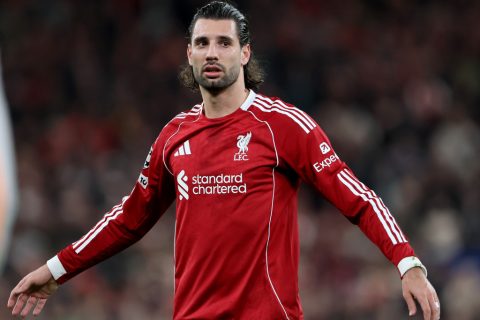 Szoboszlai Dominik Liverpool mezben a focipályán