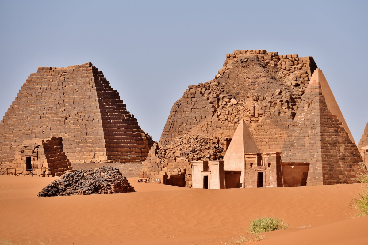 A szudáni meroéi piramisok