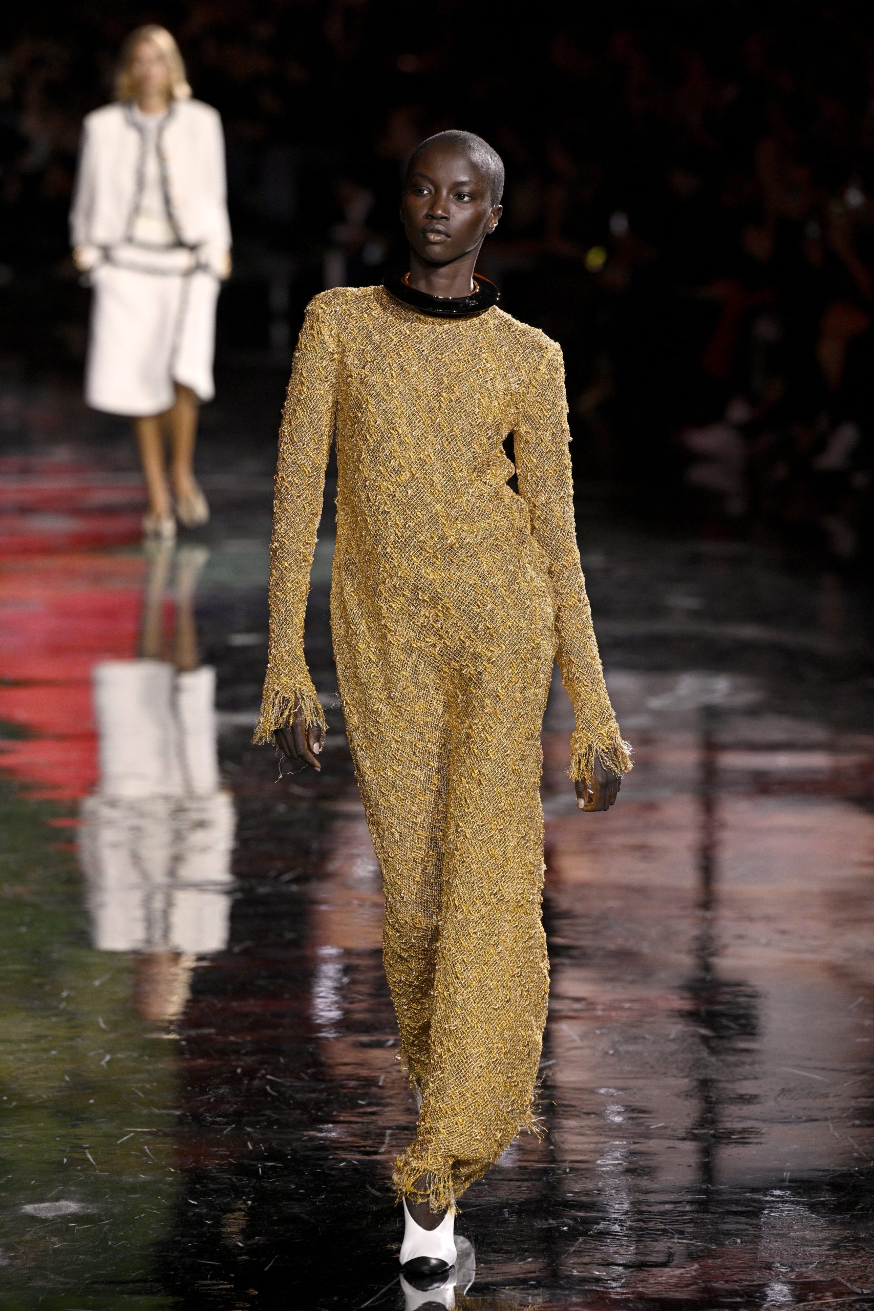 Modell maxiruhában vonul