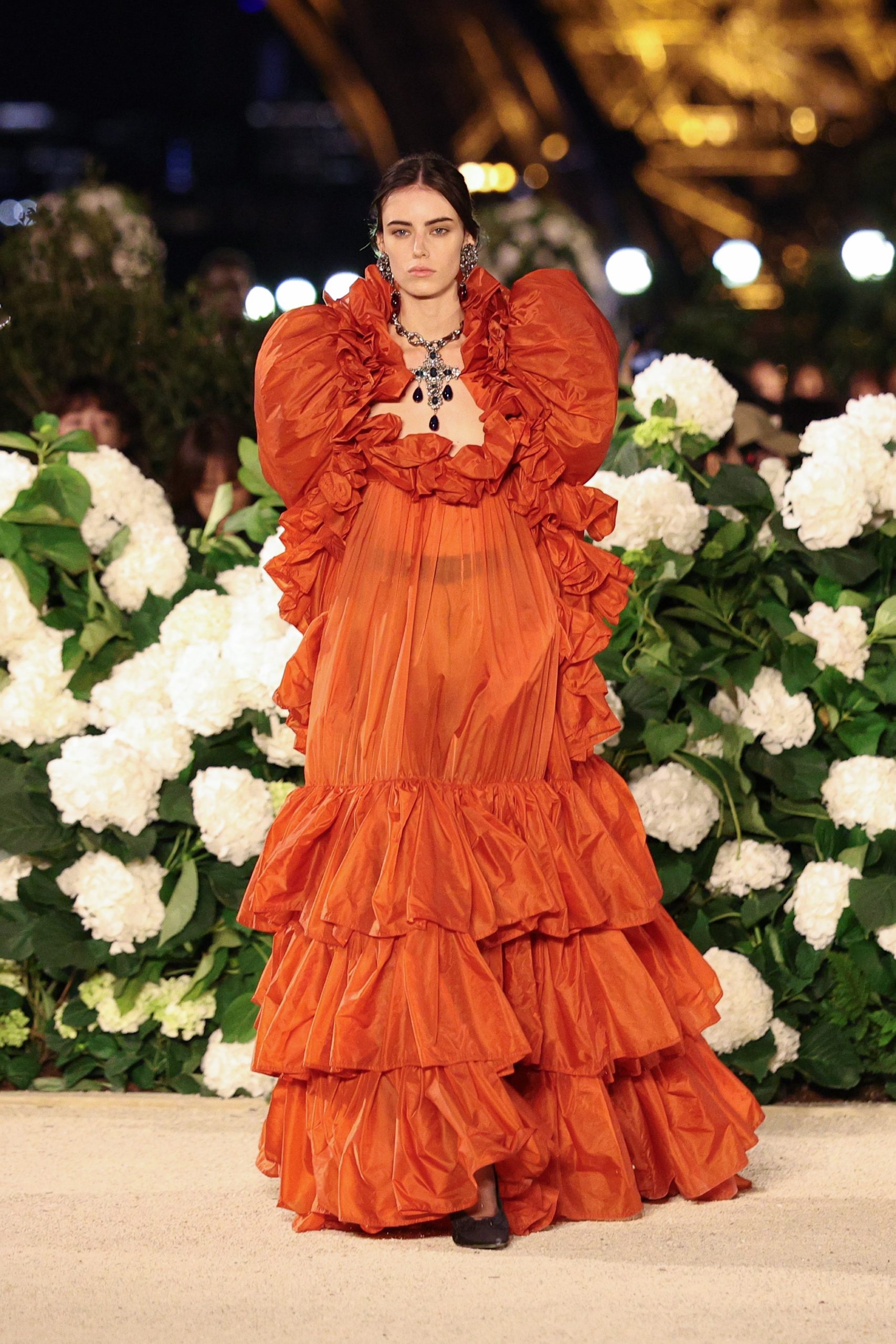 Modell maxiruhában vonul