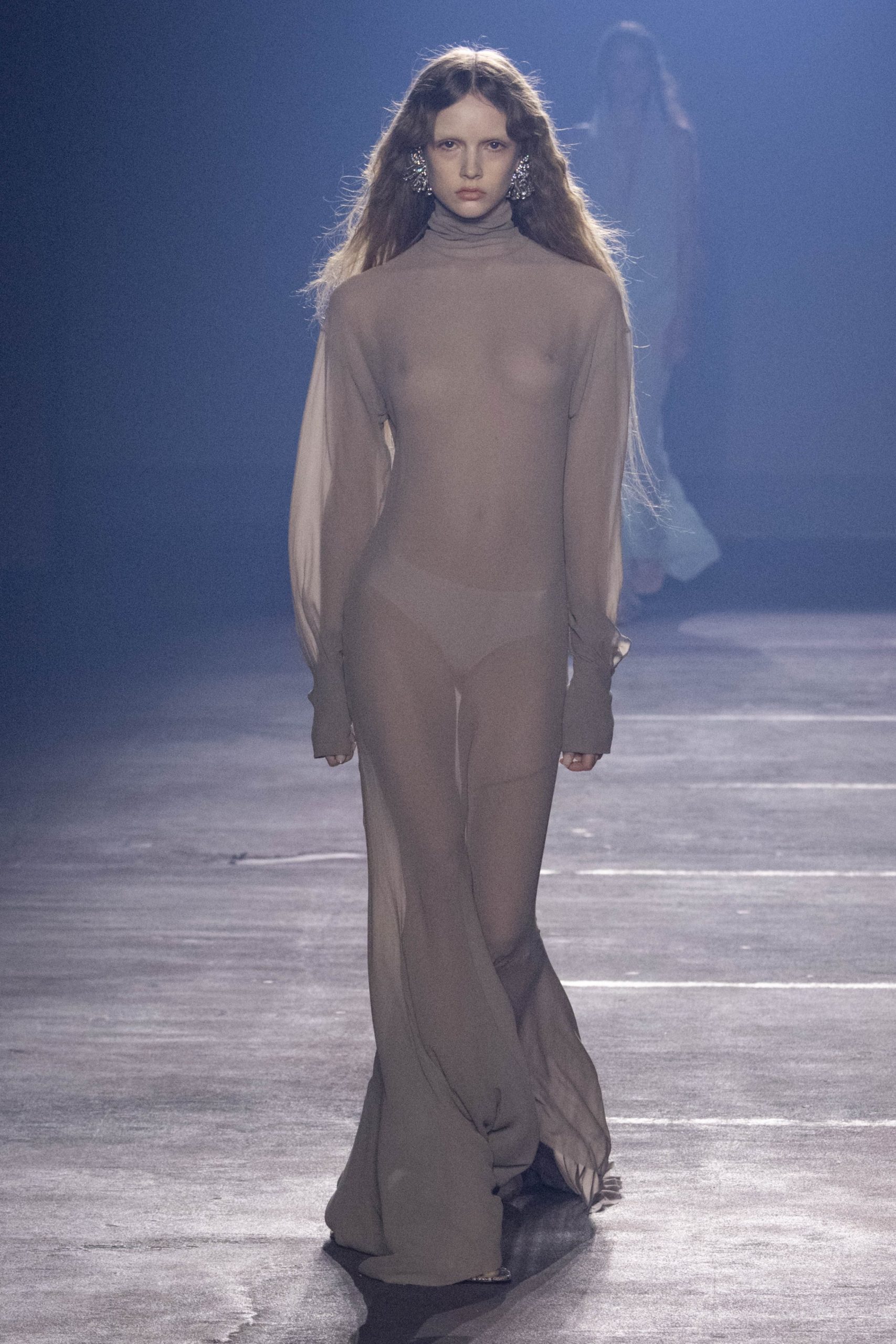 Modell maxiruhában vonul