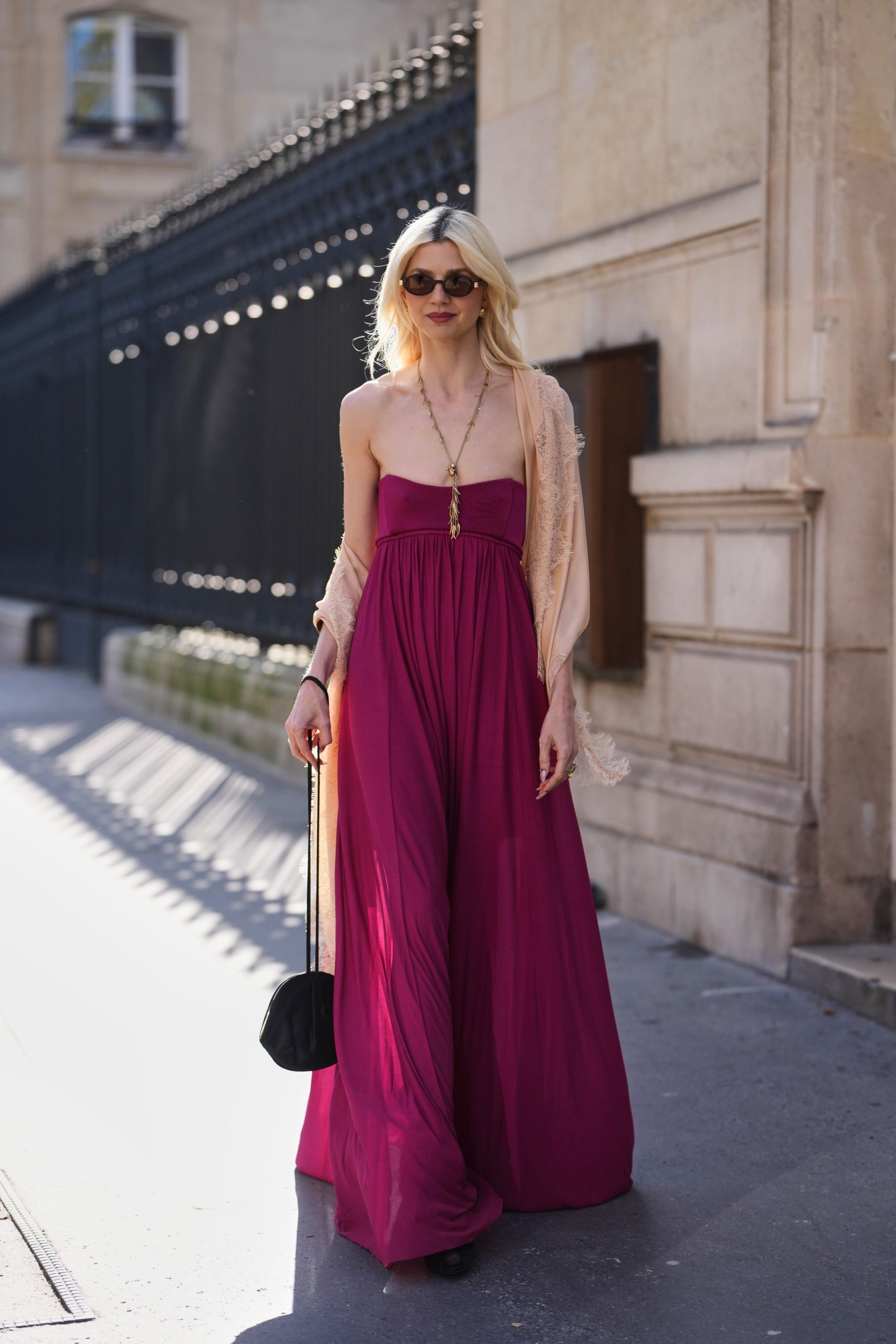 Modell maxiruhában vonul