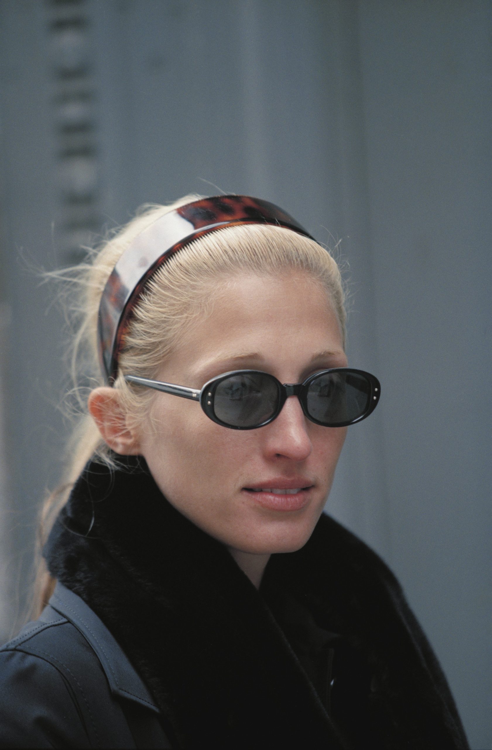 teknocmintas-pejpant-carolyn-bessette-kennedy | Marie Claire Carolyn Bessette-Kennedy teknőcmintás fejpántban sétál az utcán