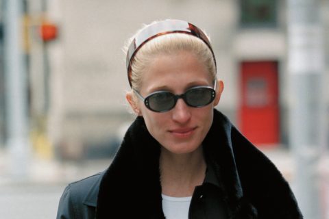 Carolyn Bessette-Kennedy teknőcmintás fejpántban sétál az utcán