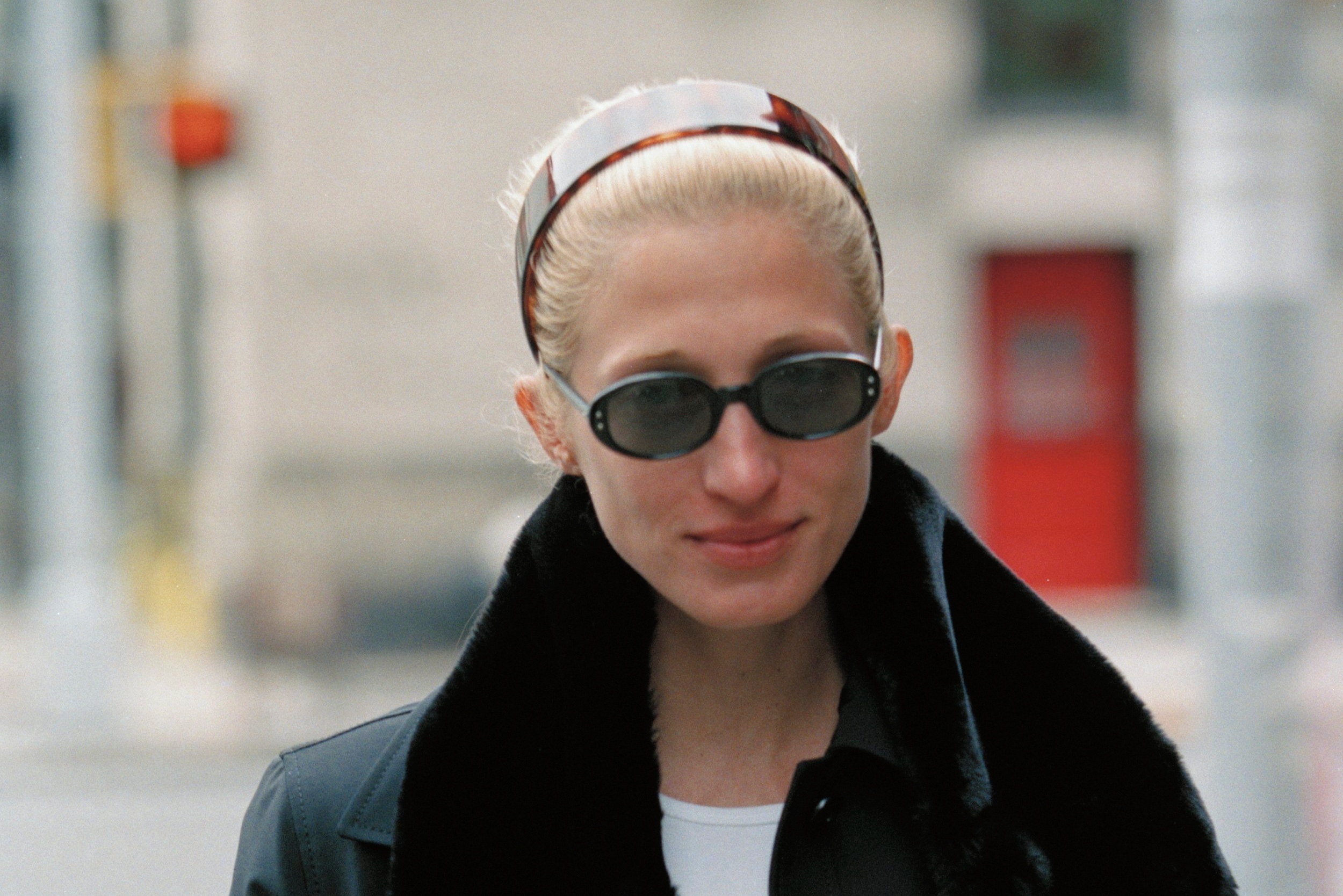 Carolyn Bessette-Kennedy teknőcmintás fejpántban sétál az utcán